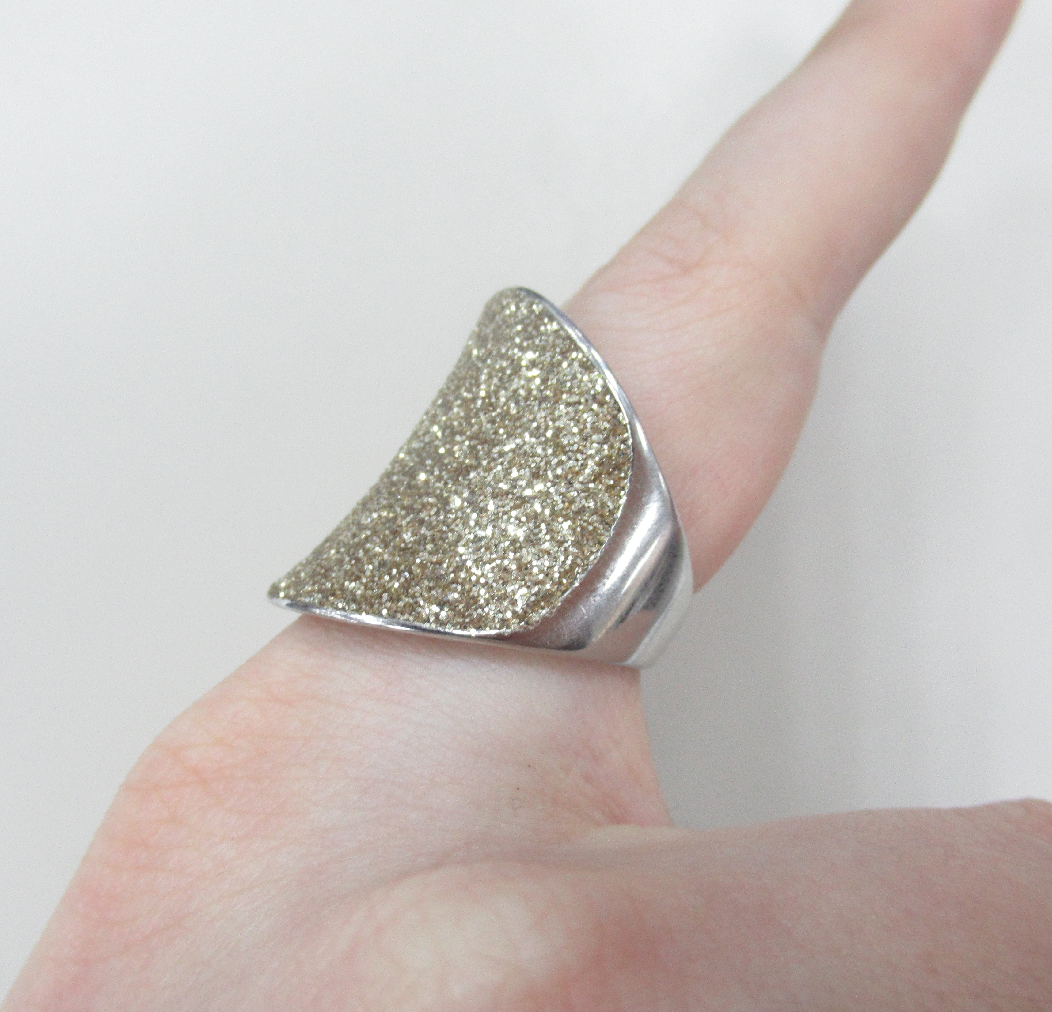 Серебряное кольцо 925 пробы; вставки Глиттер золотой;